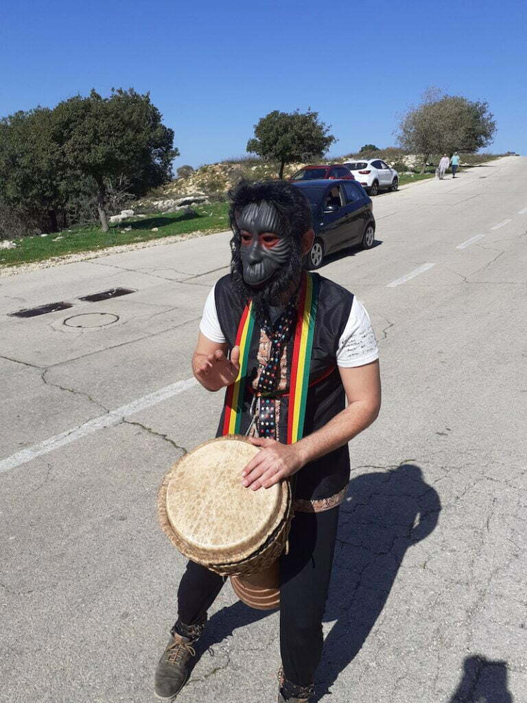 אדם מחופש לגורילה מנגן על תוף