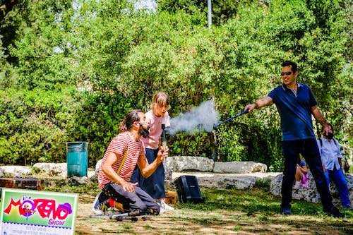 רן מורנו מכבה לפיד אש - יום הולדת קרקסי