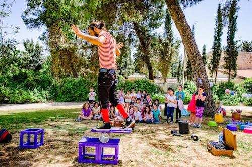 רן מורנו מתאזן על רולה בולה ביום הולדת קרקס