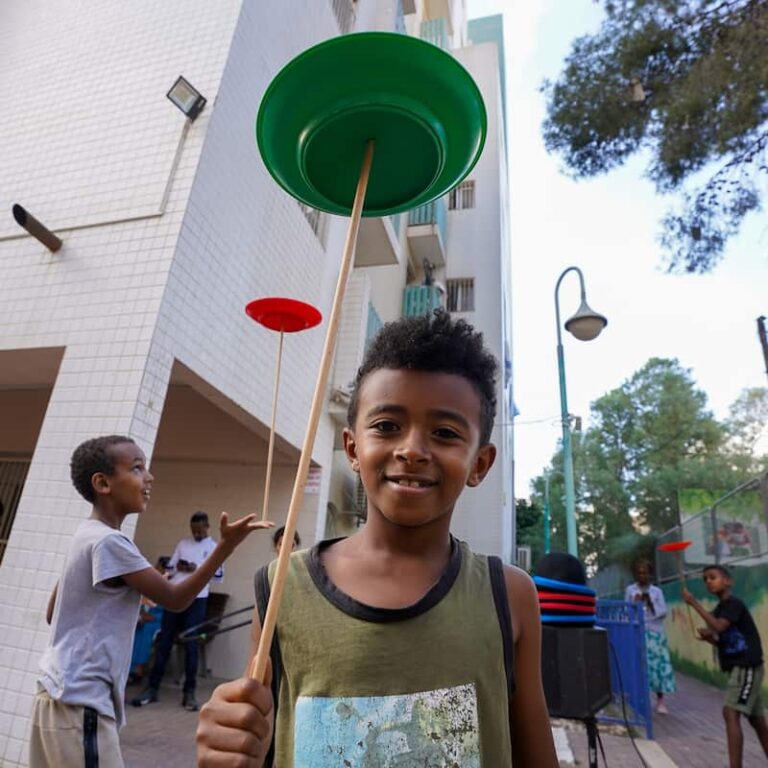 ילד משחק בצלחת ומקל ג׳אגלינג