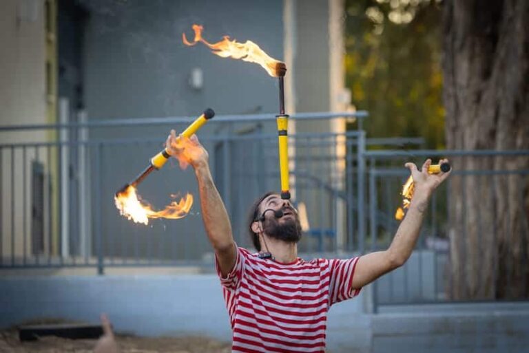 רן מורנו עושה ג׳אגלינג אש